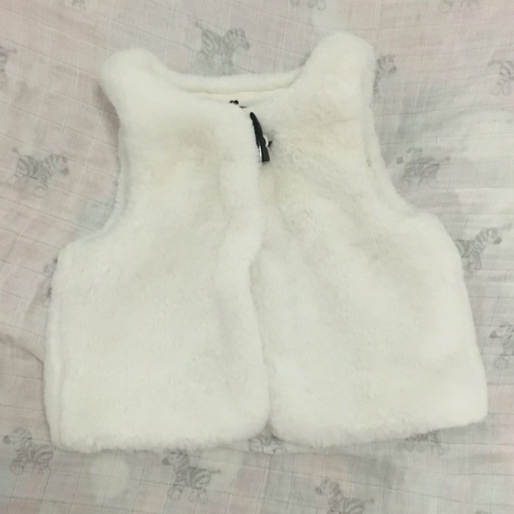 25 for 25$ 2T soft white vest!